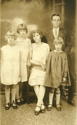  Edith Miller and Elmer Lovelace family:  Maxine, Marjorie, Edith, Elmer, Eugenia (Jean). Photo taken about 1928. 