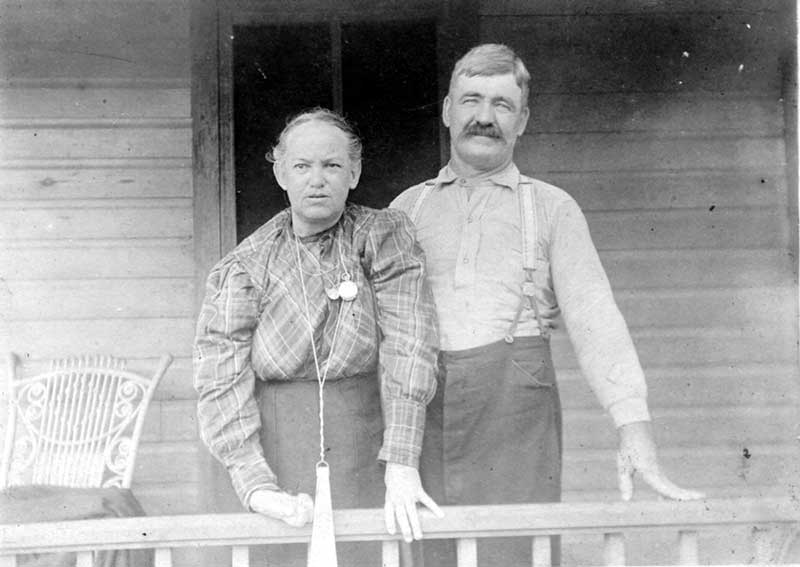  Do  you know the names of this couple? 